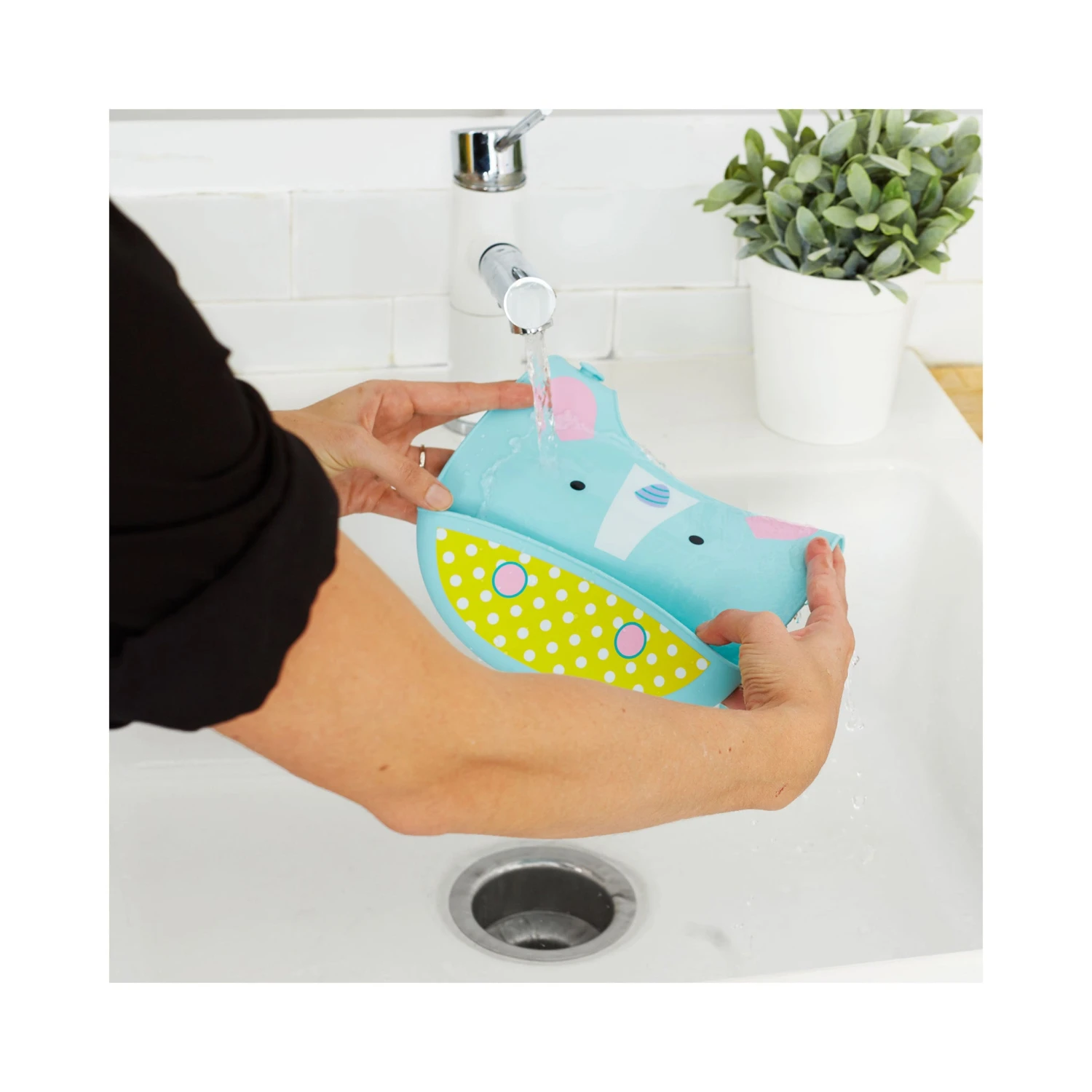 Skip Hop Zoo Fold & Go Silicone Bib - Unicorn 4 Skip Hop Zoo Fold & Go Silicone Bib - Unicorn - Image 4