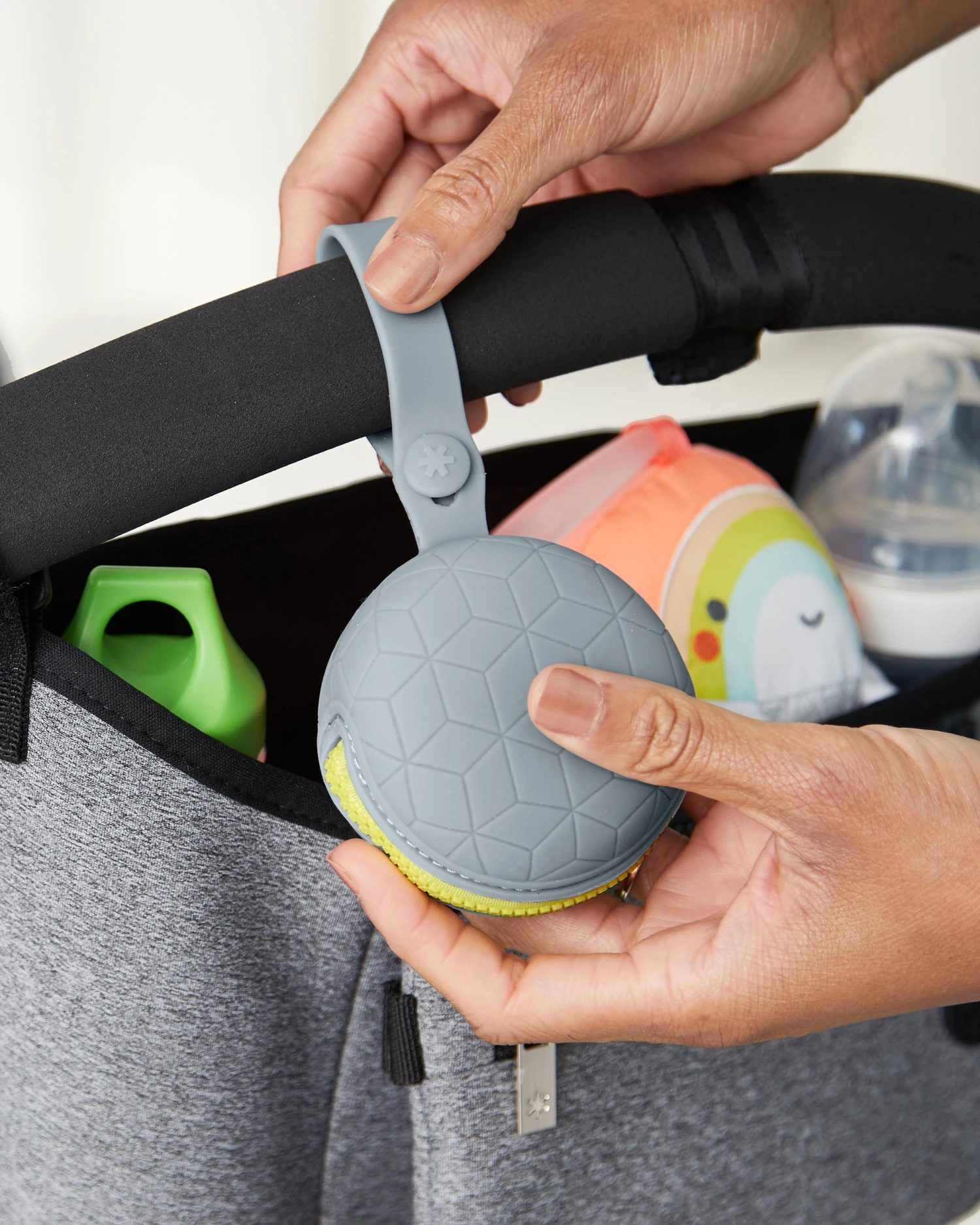 Skip Hop Grab & Go Silicone Pacifier Holder- Grey 3 Skip Hop Grab & Go Silicone Pacifier Holder- Grey - Image 3